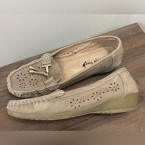 Shoe Tree comfort loafers - women’s size 8
